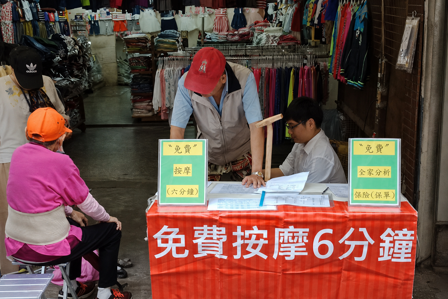 市場服務畫面：新莊裕民市場的免費服務桌與攤位