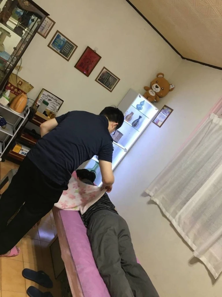 工作現場照片：師傅在工作室為客人進行推拿